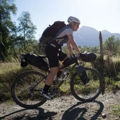 Sacoche Outpost Seat Pack BLACKBURN Pour Tige De Selle -Tous Les Vélos Soldes outpost seat pack dry bag lifestyle 4