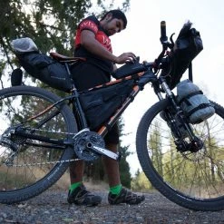 Sacoche Outpost Seat Pack BLACKBURN Pour Tige De Selle -Tous Les Vélos Soldes outpost seat pack dry bag lifestyle 5